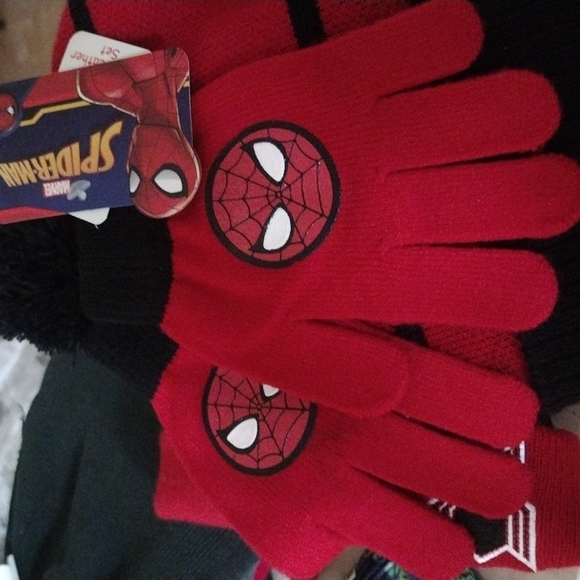 SOLD Marvel Spider-Man Children 4-9 yrs Hat & Gloves Set - Picture 4 of 11